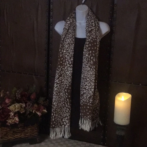 Mi Amore Accessories - Large acrylic brown and white cheetah print scarf